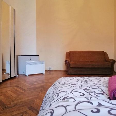 Apple Hostel Лвив Екстериор снимка