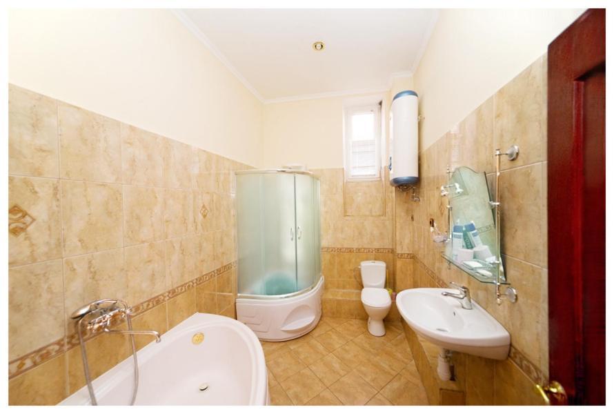 Apple Hostel Лвив Екстериор снимка