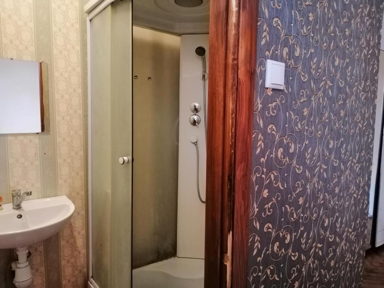 Apple Hostel Лвив Екстериор снимка