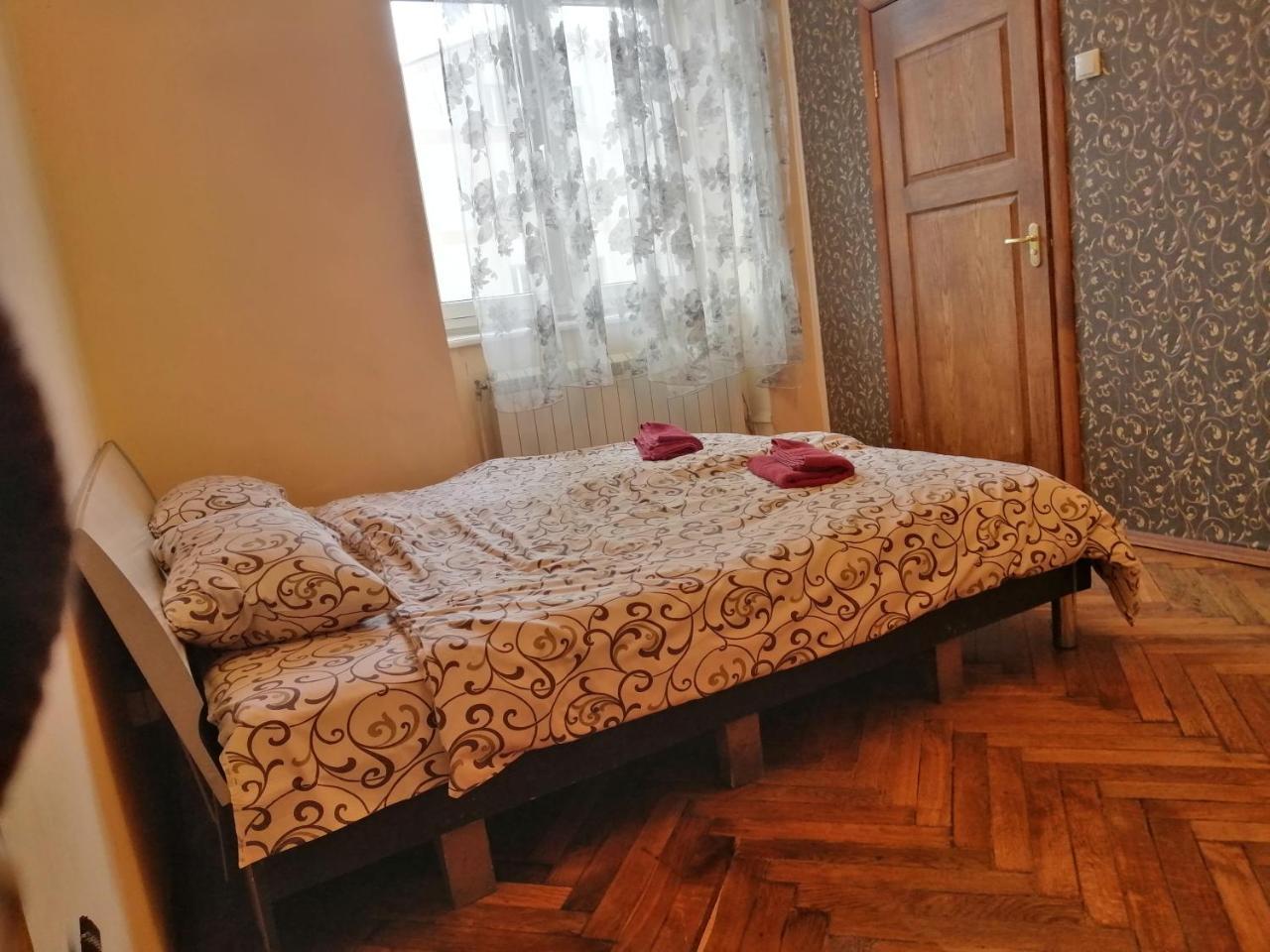 Apple Hostel Лвив Екстериор снимка